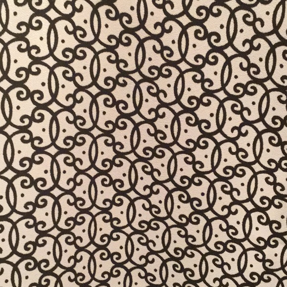 Light and cool Ann Taylor top - Picture 3 of 5